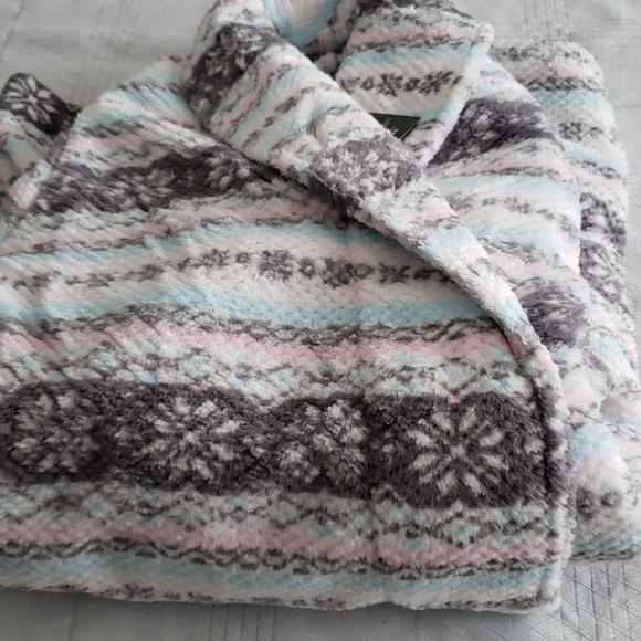 Laura Ashley Printed Fluffy ROBE Soft Warm NEW NWT - Picture 6 of 8